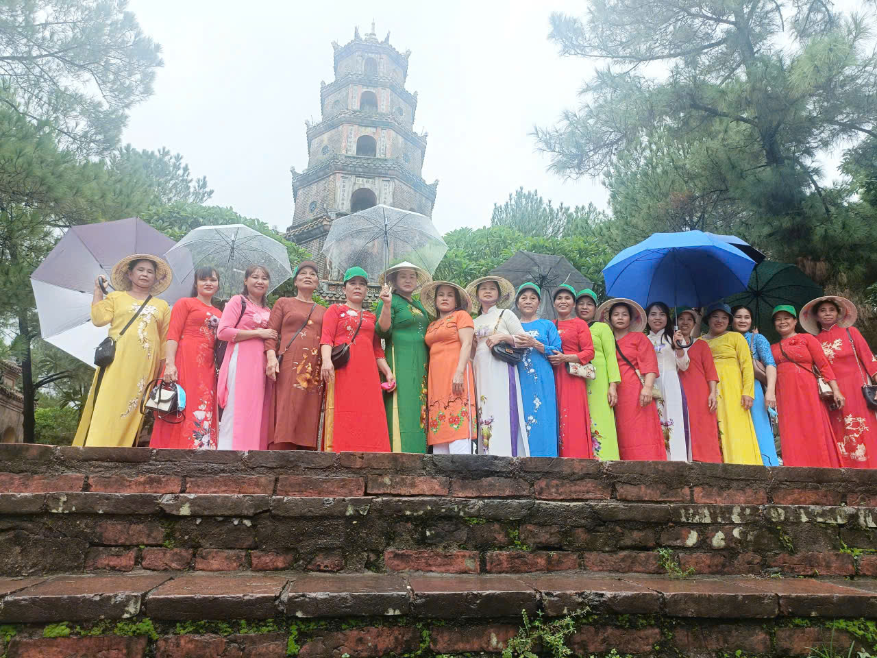 Các bà, các chị trong tà ào dài